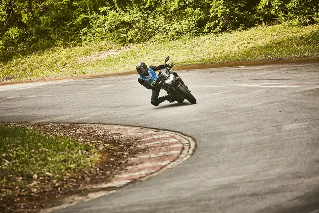 MaiTox en virage sur circuit, Kawasaki Z650 (photo 1 sur 3)