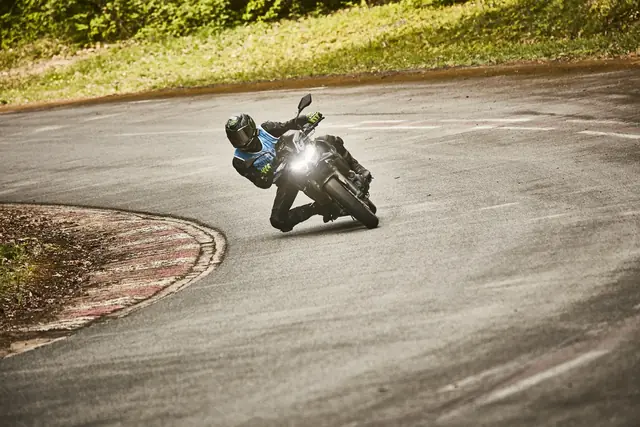 MaiTox en virage sur circuit, Kawasaki Z650 (photo 2 sur 3)