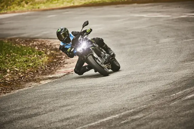 MaiTox en virage sur circuit, Kawasaki Z650 (photo 3 sur 3)