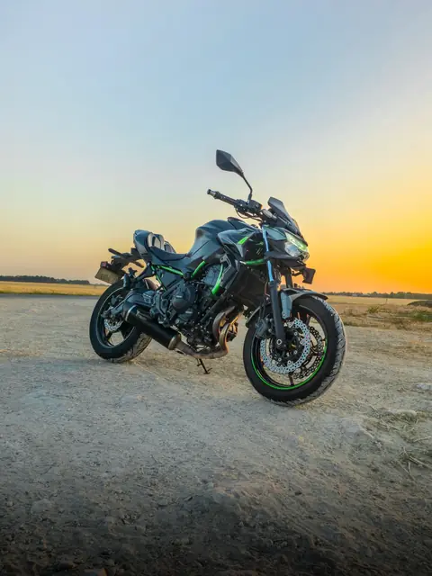 La Kawasaki Z650 de MaiTox au lever du soleil (photo 1 sur 3)