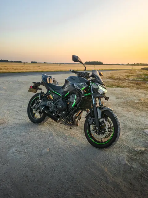 La Kawasaki Z650 de MaiTox au lever du soleil (photo 2 sur 3)