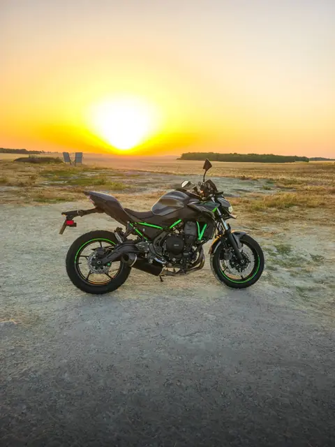 La Kawasaki Z650 de MaiTox au lever du soleil (photo 3 sur 3)