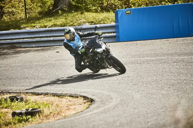 MaiTox dans l'épingle, Kawasaki Z650, dossard 47 (photo 2 sur 5)