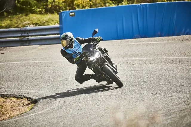 MaiTox dans l'épingle, Kawasaki Z650, dossard 47 (photo 3 sur 5)