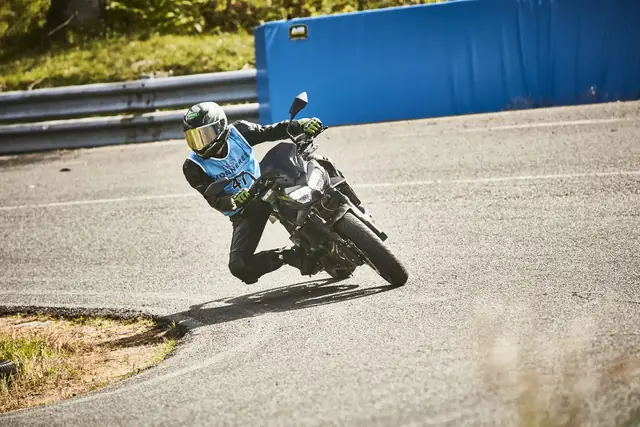 MaiTox dans l'épingle, Kawasaki Z650, dossard 47 (photo 4 sur 5)