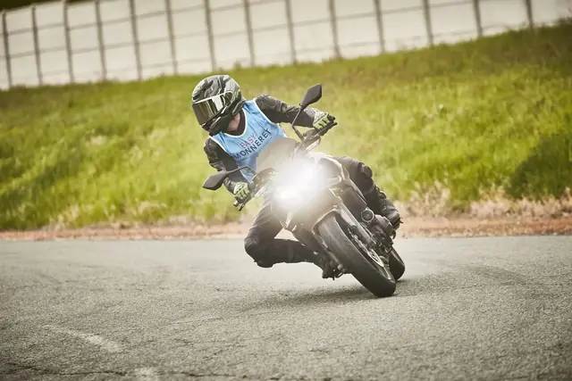 MaiTox en piste au guidon de sa Kawasaki Z650 (photo 2 sur 40)