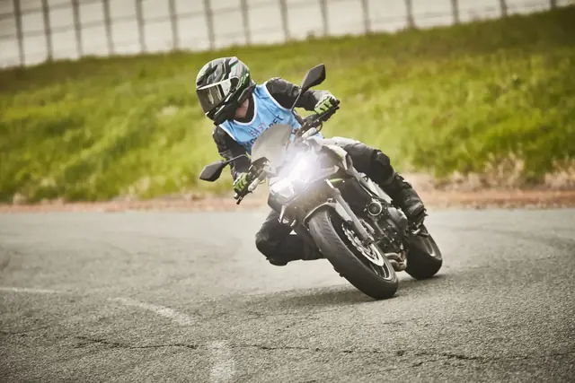 MaiTox en piste au guidon de sa Kawasaki Z650 (photo 3 sur 40)