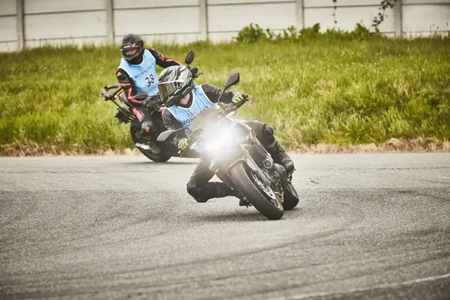 MaiTox en piste au guidon de sa Kawasaki Z650 (photo 4 sur 40)