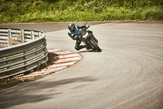 MaiTox en piste au guidon de sa Kawasaki Z650 (photo 5 sur 40)