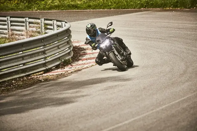 MaiTox en piste au guidon de sa Kawasaki Z650 (photo 6 sur 40)
