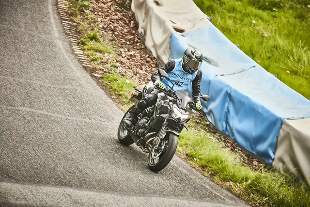 MaiTox en piste au guidon de sa Kawasaki Z650 (photo 7 sur 40)
