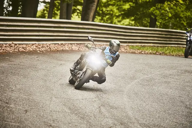 MaiTox en piste au guidon de sa Kawasaki Z650 (photo 8 sur 40)