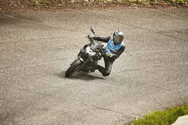 MaiTox en piste au guidon de sa Kawasaki Z650 (photo 9 sur 40)