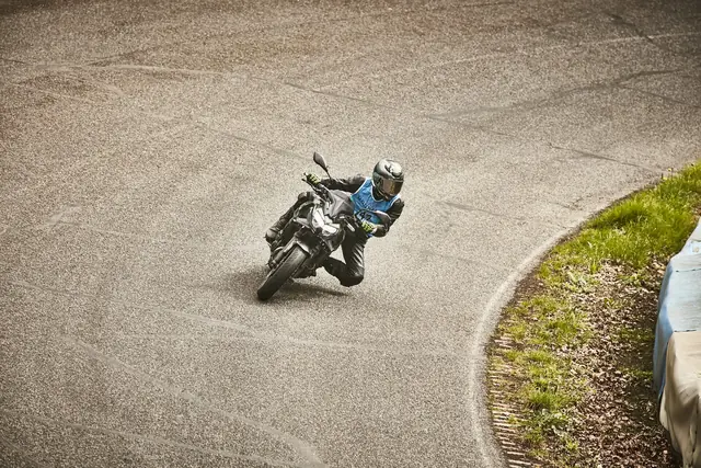 MaiTox en piste au guidon de sa Kawasaki Z650 (photo 10 sur 40)