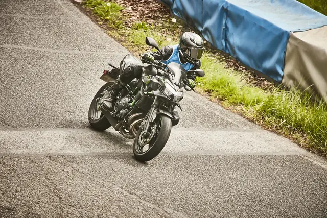 MaiTox en piste au guidon de sa Kawasaki Z650 (photo 11 sur 40)