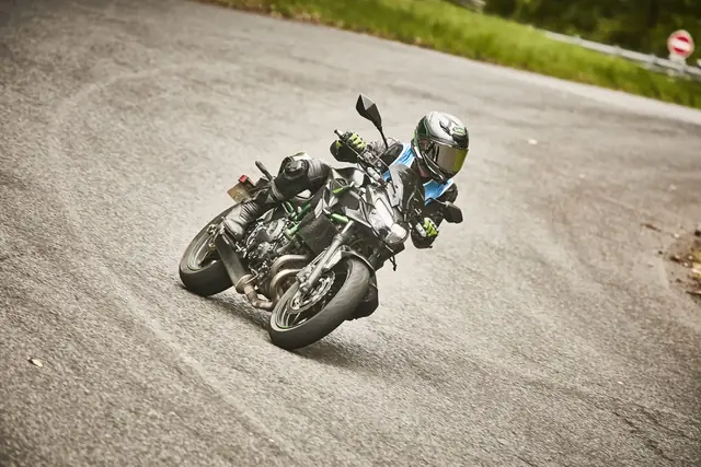 MaiTox en piste au guidon de sa Kawasaki Z650 (photo 14 sur 40)