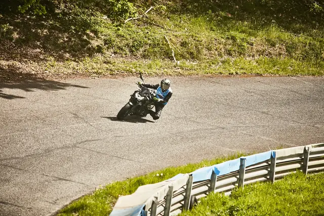MaiTox en piste au guidon de sa Kawasaki Z650 (photo 16 sur 40)