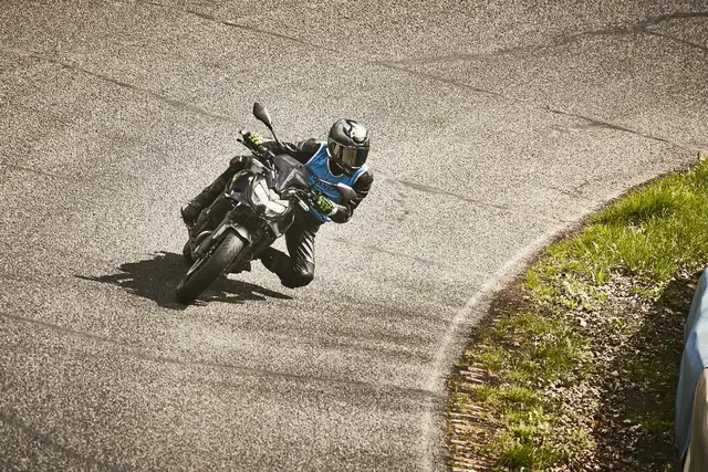 MaiTox en piste au guidon de sa Kawasaki Z650 (photo 17 sur 40)