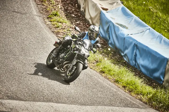 MaiTox en piste au guidon de sa Kawasaki Z650 (photo 18 sur 40)