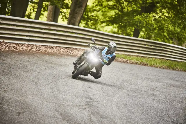 MaiTox en piste au guidon de sa Kawasaki Z650 (photo 19 sur 40)