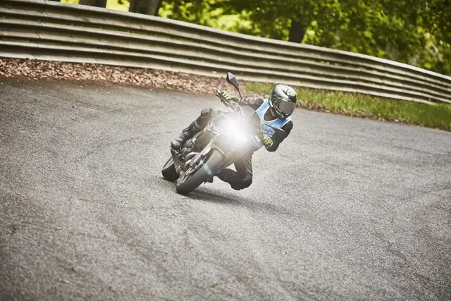 MaiTox en piste au guidon de sa Kawasaki Z650 (photo 20 sur 40)