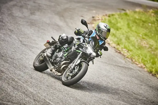 MaiTox en piste au guidon de sa Kawasaki Z650 (photo 21 sur 40)
