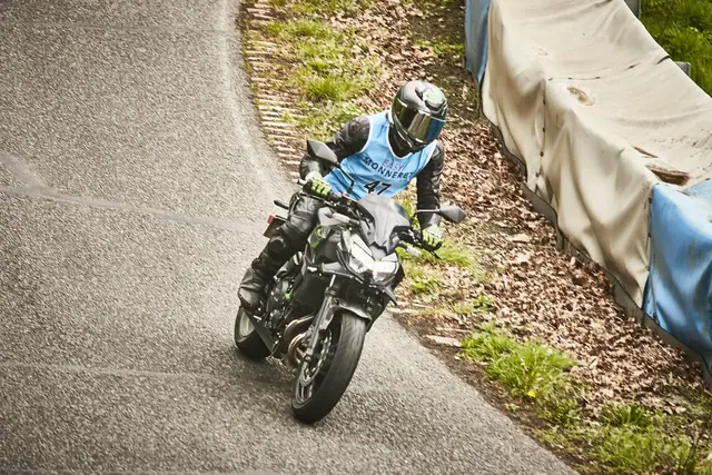 MaiTox en piste au guidon de sa Kawasaki Z650 (photo 22 sur 40)
