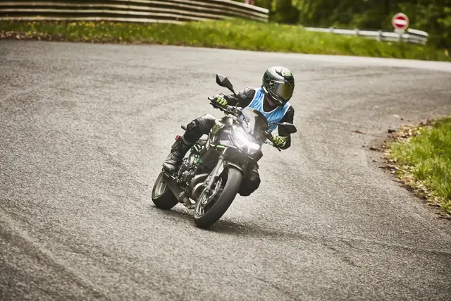 MaiTox en piste au guidon de sa Kawasaki Z650 (photo 23 sur 40)
