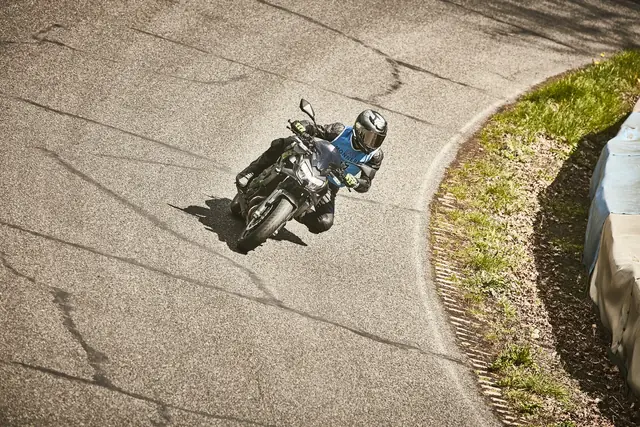MaiTox en piste au guidon de sa Kawasaki Z650 (photo 24 sur 40)