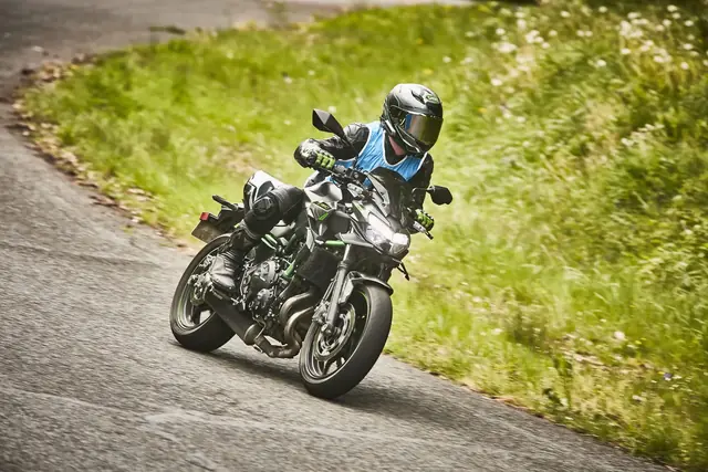 MaiTox en piste au guidon de sa Kawasaki Z650 (photo 25 sur 40)