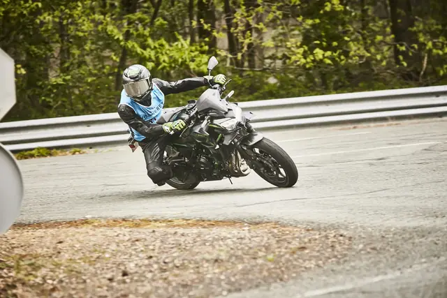 MaiTox en piste au guidon de sa Kawasaki Z650 (photo 27 sur 40)