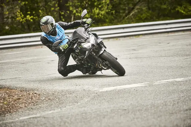 MaiTox en piste au guidon de sa Kawasaki Z650 (photo 28 sur 40)