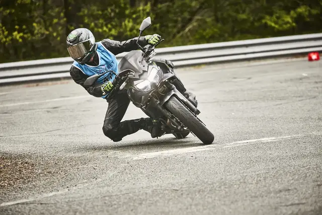 MaiTox en piste au guidon de sa Kawasaki Z650 (photo 29 sur 40)