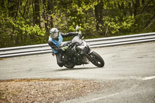 MaiTox en piste au guidon de sa Kawasaki Z650 (photo 30 sur 40)