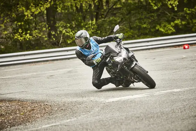 MaiTox en piste au guidon de sa Kawasaki Z650 (photo 31 sur 40)