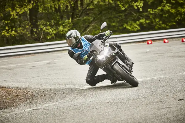 MaiTox en piste au guidon de sa Kawasaki Z650 (photo 32 sur 40)