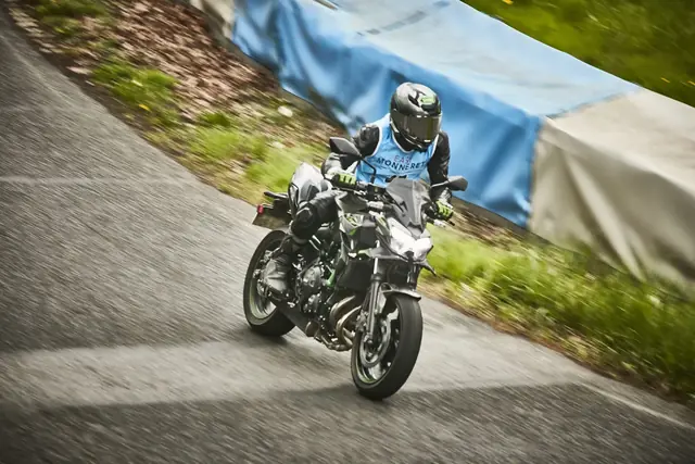MaiTox en piste au guidon de sa Kawasaki Z650 (photo 33 sur 40)
