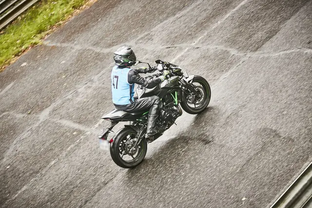MaiTox en piste au guidon de sa Kawasaki Z650 (photo 36 sur 40)