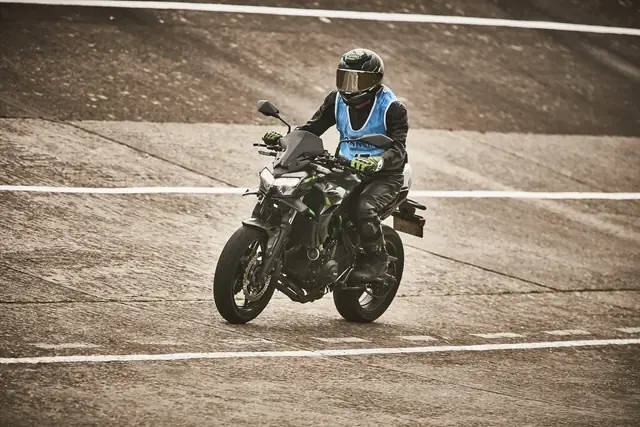 MaiTox en piste au guidon de sa Kawasaki Z650 (photo 37 sur 40)