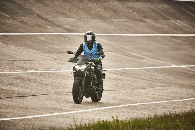 MaiTox en piste au guidon de sa Kawasaki Z650 (photo 38 sur 40)