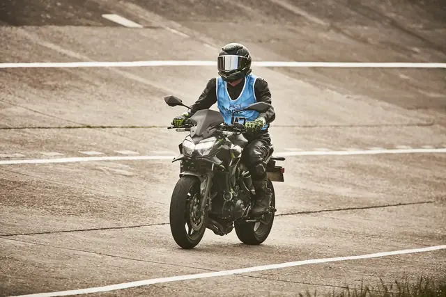 MaiTox en piste au guidon de sa Kawasaki Z650 (photo 39 sur 40)