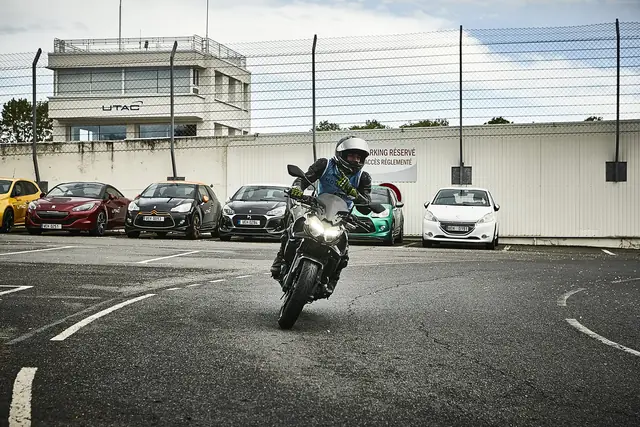 MaiTox en piste au guidon de sa Kawasaki Z650 (photo 40 sur 40)