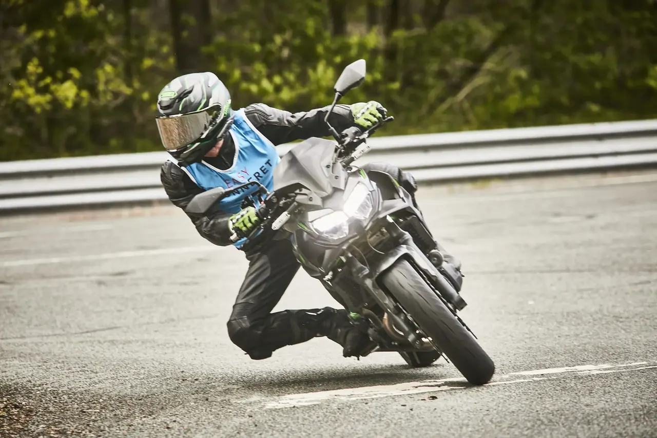 MaiTox en appui sur circuit, genou sorti, au guidon de sa Kawasaki Z650
